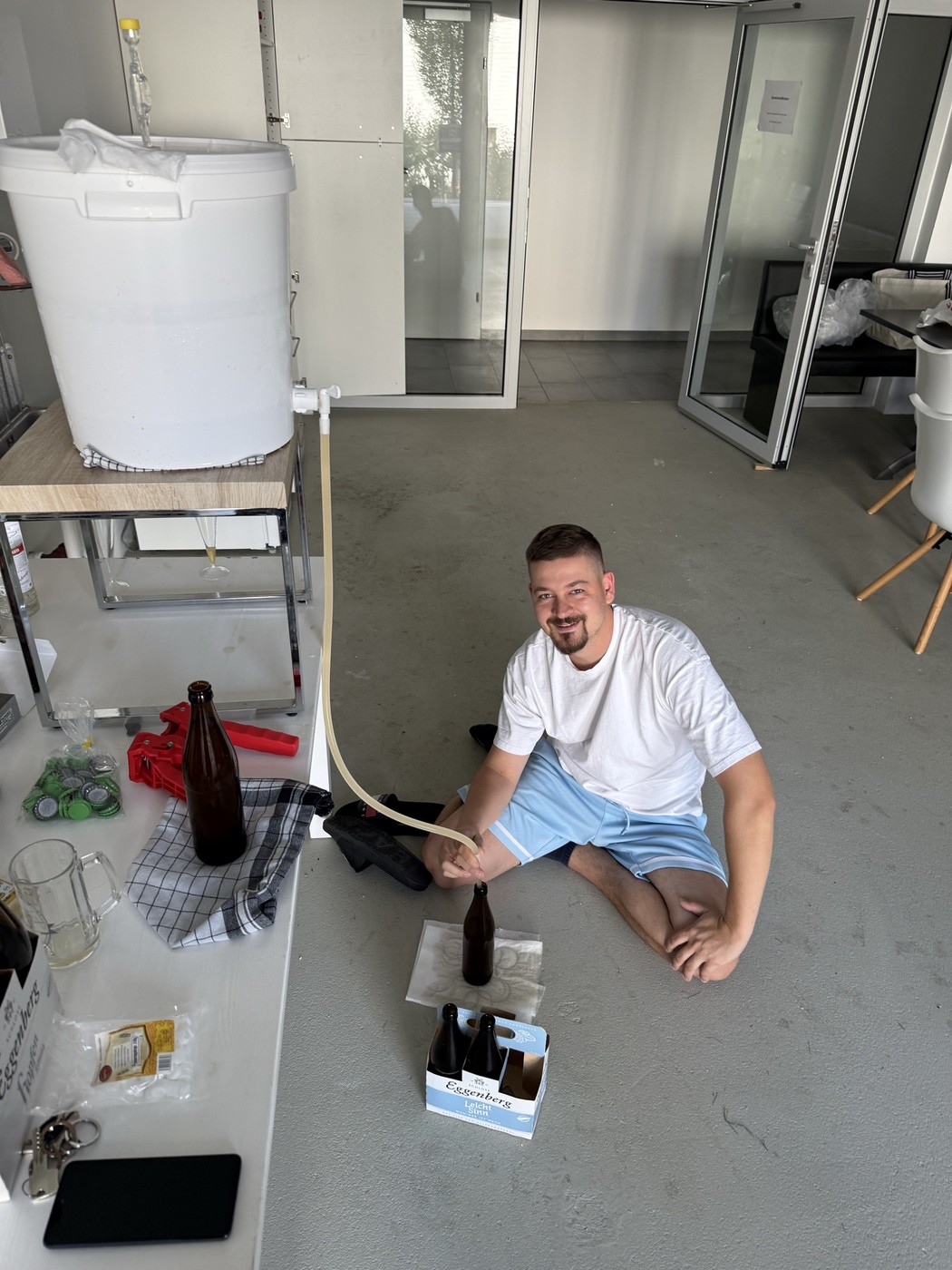 René Welzel füllt die ersten Bierflaschen ab