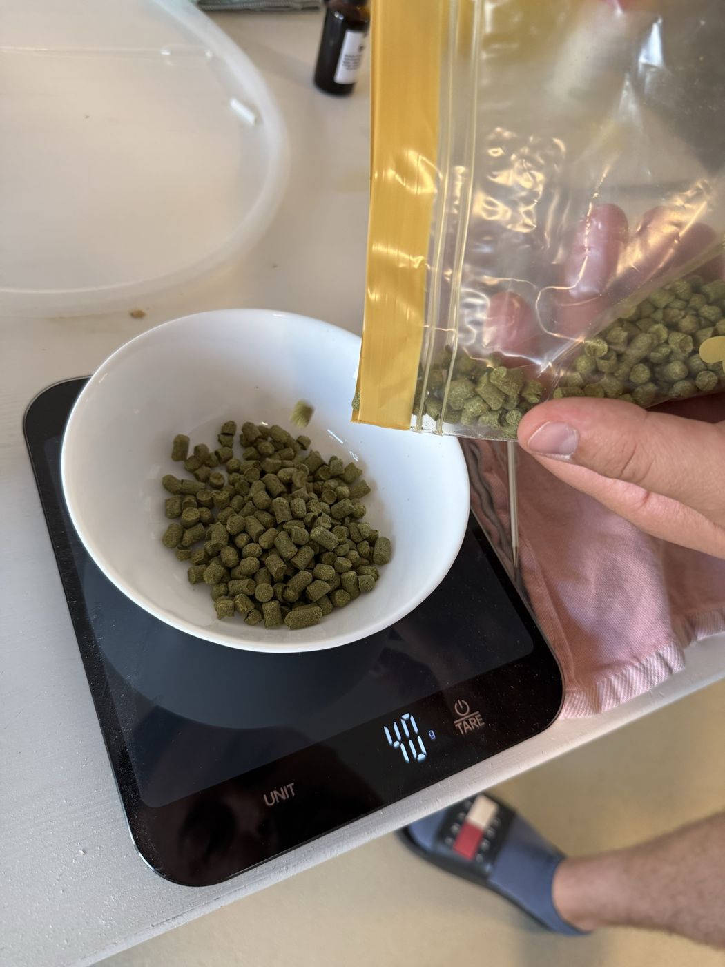 Hopfenpellets werden für den ersten Sud abgewogen