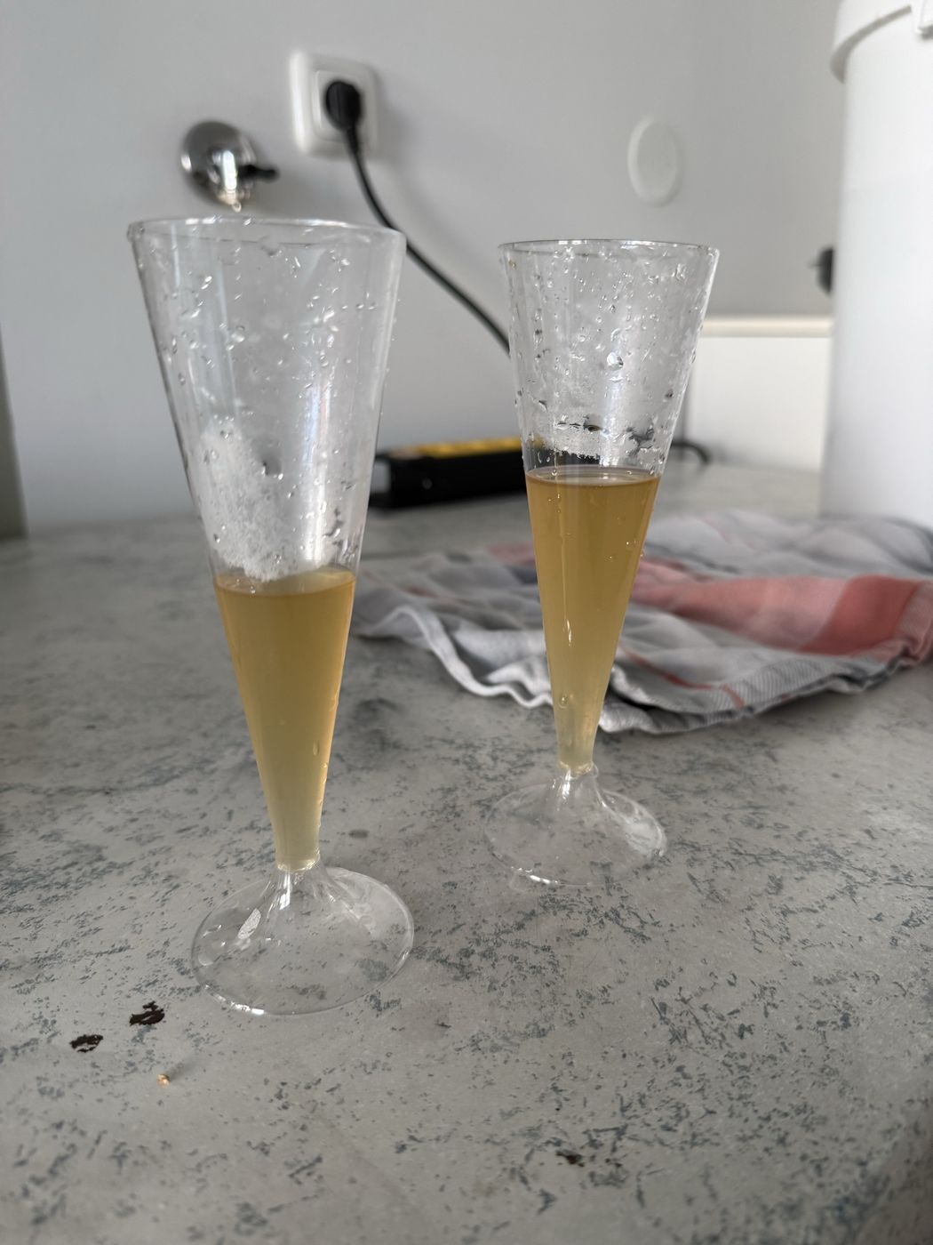 Zwei Gläser mit der ersten Kostprobe des Pils