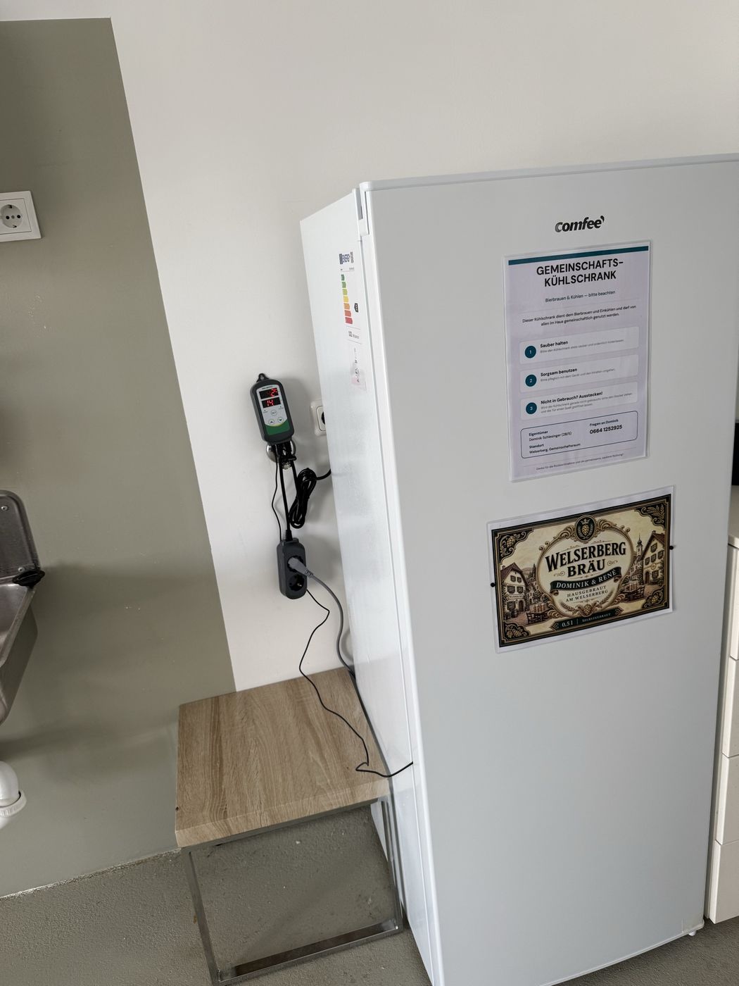 Der Gemeinschaftskühlschrank am Welserberg mit dem Welserberg Bräu Etikett